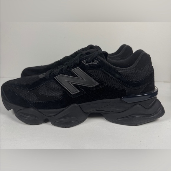 New Balance 9060 Triple Black Womens sz 7 - Picture 2 of 6